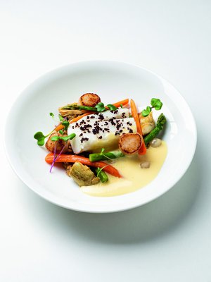 Haluatko kokota kuin tähtikokki? Filip Langhoffin ohjeella loihdit huippuravintolatasoisen elämyksen. Kuva Santeri Stenvall, lautanen E. Ahlström. 