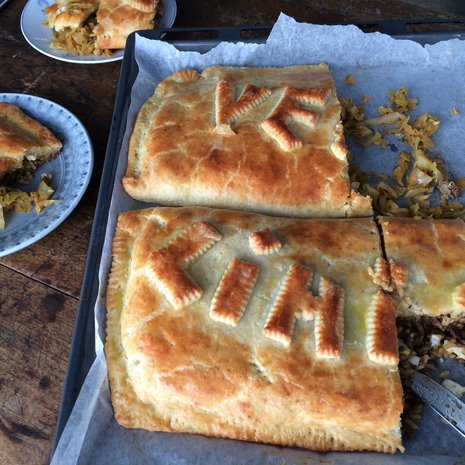 Tavaa piirakan pintaan vihje sen täytteestä. Kuva: Riikka Kaila