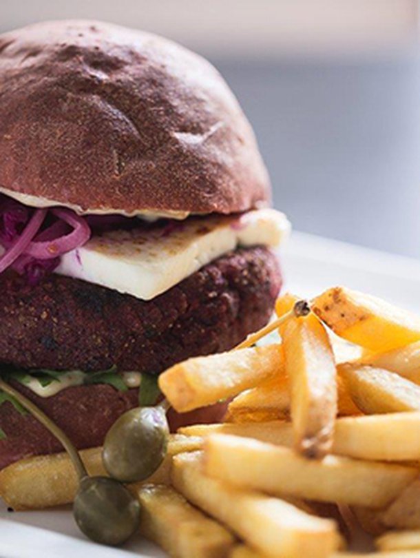 Tämä burgeri kätkee sisälleen herne-punajuuripihvin. Kuva: <span class="photographer">Ravintola Ilves</span>