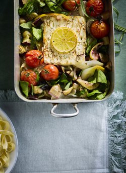 Feta ja uuden sadon kasvikset pehmenevät uunissa puolessa tunnissa herkullisiksi.