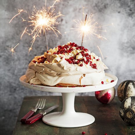 Granaattiomena-valkosuklaapavlova on joulupöydän kuningatar. Kuva: Arto Vuohelainen