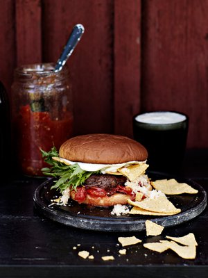 Papupihveillä, kirsikkatomaattihillokkeella ja cheddarjuustolla täytetyissä burgereissa rouskuvat nachot.