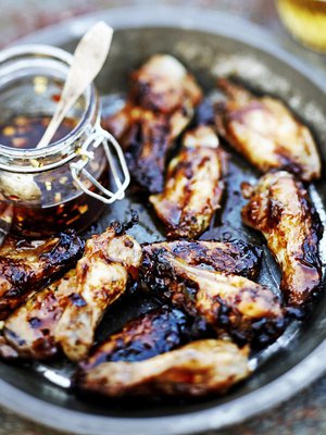 Tahmeat kanansiivet saavat juuri oikean maun appelsiinimarinadista. Linkki reseptiin jutun lopussa. Kuva: <span class="photographer">Reetta Pasanen.</span>