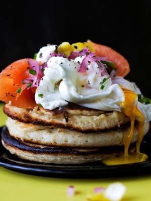 Jenkkipannukakkujen kera tarjotaan kylmäsavulohta. Kuva: <span class="photographer">Pia Inberg.</span>