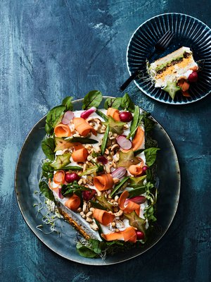 Vegaaninen voileipäkakku täytetään herne- ja porkkanatahnalla.