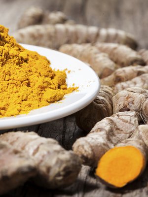 Kurkuma jauheena ja juurakkona.