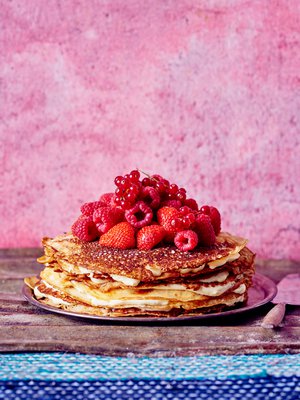 Kesällä lettukakkua koristavat satokauden marjat.