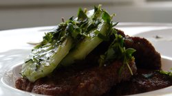 Rapeaksi paistetut paneroidut sisäfilepihvit syntyvät käden käänteessä.