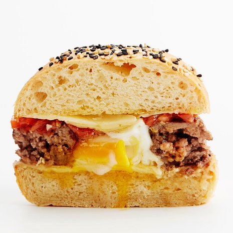 Pesämuna eli egg in a hole valmistetaan paistamalla pihvit "donitseina", jonka keskelle rikotaan kananmuna. Kuva: Panu Pälviä