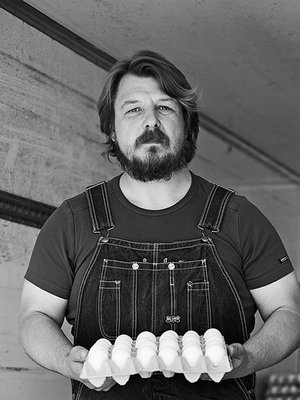 Mikko Välttilän kanat tepsuttelevat ulkona.