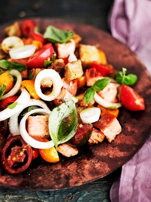 Niukat raaka-aineet ovat savukala-panzanellan mahtavan maun salaisuus. Kuva: <span class="photographer">Sami Repo.</span>