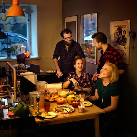 Lauantaina on yhteisen kynttiläillallisen aika. Kuva: <span class="photographer">Aki-Pekka Sinikoski / WWF Suomi.</span>