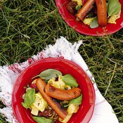 Bratwursti loikoilee mielellään raikkaiden vihannesten seurassa. Kuva: <span class="photographer">Pia Inberg</span>