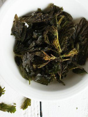 Nokkoset voi friteerata vaikkapa sipseiksi. Kuva: <span class="photographer">Tiina Hurskainen.</span>