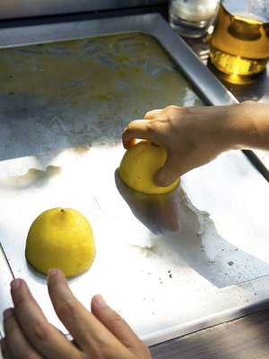 Sitruuna puhdistaa hellästi kodin pinnat. Kuva: <span class="photographer">Istockphoto.</span>