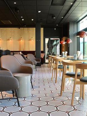 Gustavin etusalin ikkunat näyttävät Rovaniemen kävelykadulle. 