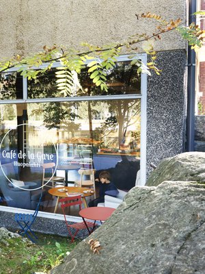 Café de la Gare tarjoilee ranskalaistyylisiä leivonnaisia Huopalahden aseman kulmalla.