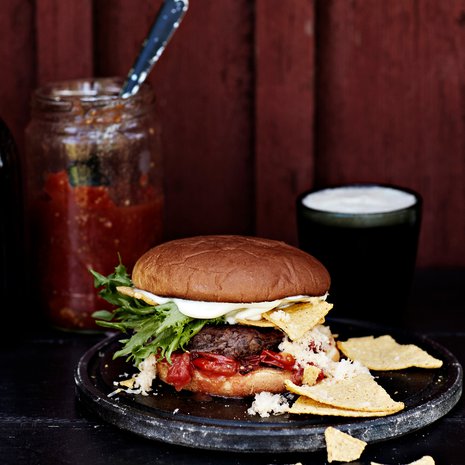 Papupihveillä, kirsikkatomaattihillokkeella ja cheddarjuustolla täytetyissä burgereissa rouskuvat nachot.