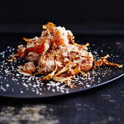 Joulupuuro nielaisee vain yhden mantelin, joten loput voi upottaa lanttuvuokaan. Kuva: <span class="photographer">Anna Huovinen.</span>