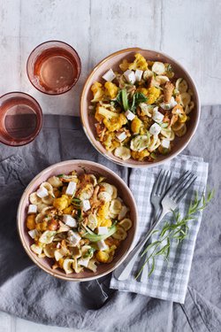 Herkullinen kantarellipasta on viimeistelty fetalla ja tuoreella rakuunalla. 