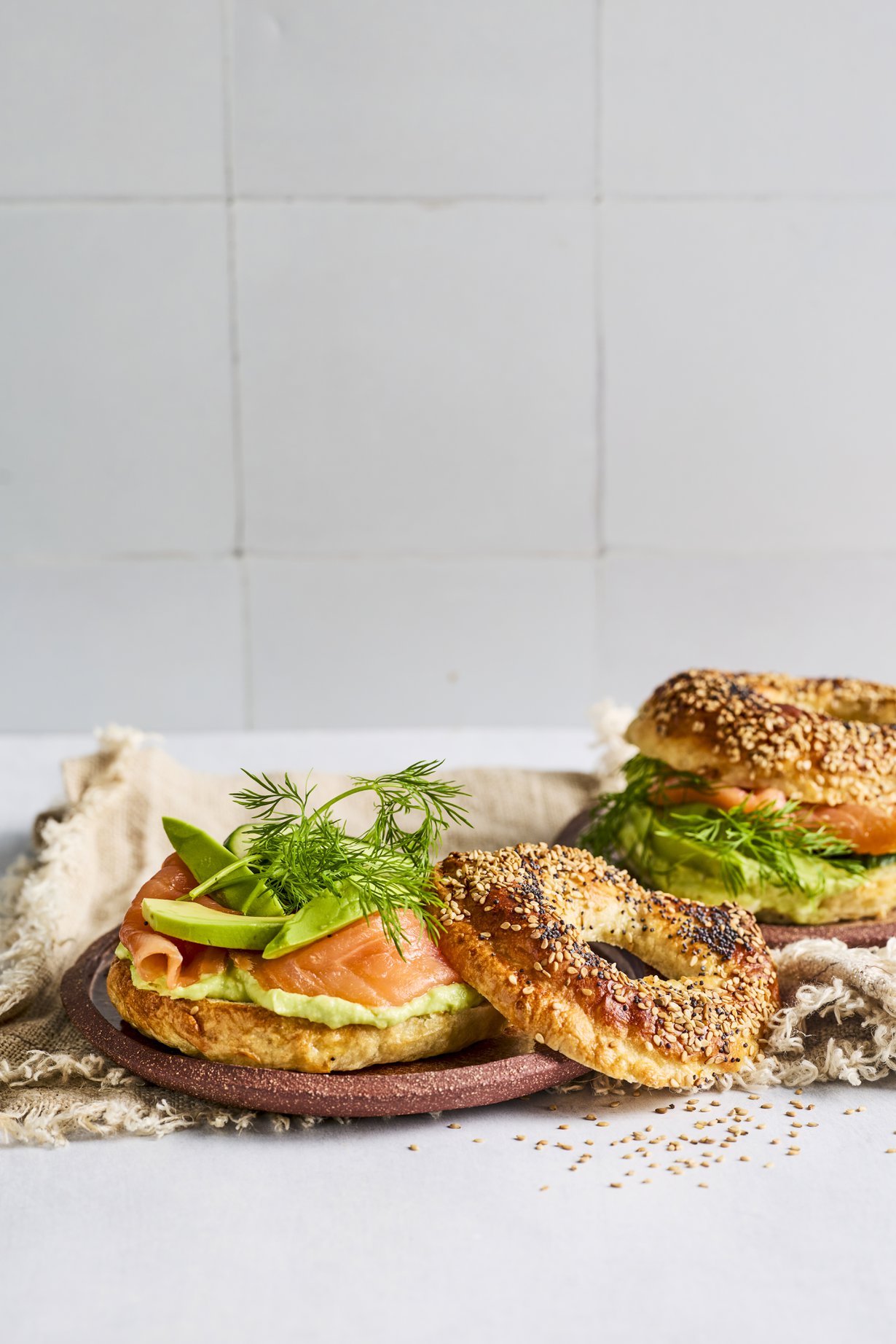 Klassisimmat bagelien täytteet ovat avokado ja kylmäsavulohi. Kokeile myös soseuttaa avokadon joukkoon piparjuurituorejuustoa.