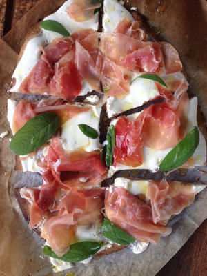 Valkoinen kinkkupizza on erityisen hyvä grillattava. Kuva: <span class="photographer">Sanna Maskulin.</span>