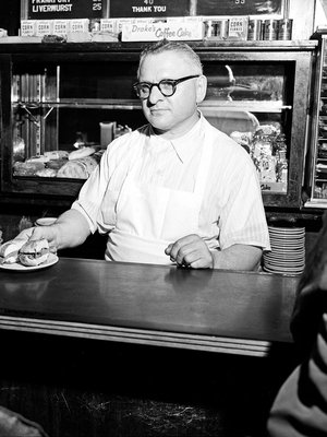 Tarjoilijoiden kannalta huonoin tulevaisuudennäkymä on se, että kaikki alkavat syödä baaritiskillä, jonka toisella puolella kokit valmistavat ruokaa. Silloin tarjoilijaa ei enää tarvita, vaan asiakas tilaa suoraan kokilta ja myös maksaa tälle. Kuva: <span class="photographer">Lehtikuva.</span>