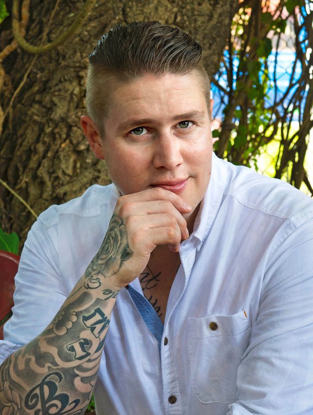 Tomi Björck uskaltautuu samaan keittiöön katastrofikokkien kanssa. Kuva: <span class="photographer">Martina Woodson.</span>