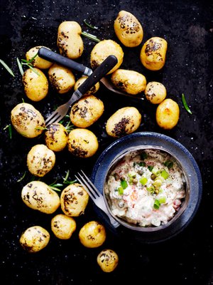 Savuperuna ja kalatahna, mikä kesämakupala! Kuva: <span class="photographer">Sami Repo.</span>