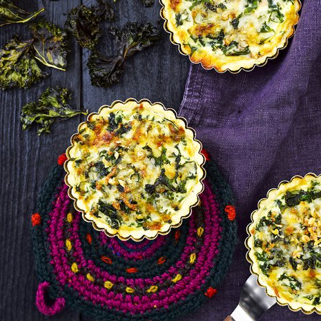 Juustoinen lehtikaalipiirakka on maukasta syötävää illanistujaisiin. Kuva: Sami Repo.