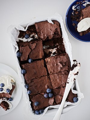 Nam! Ihana brownie maistuu kerman ja tuoreiden marjojen kera.
