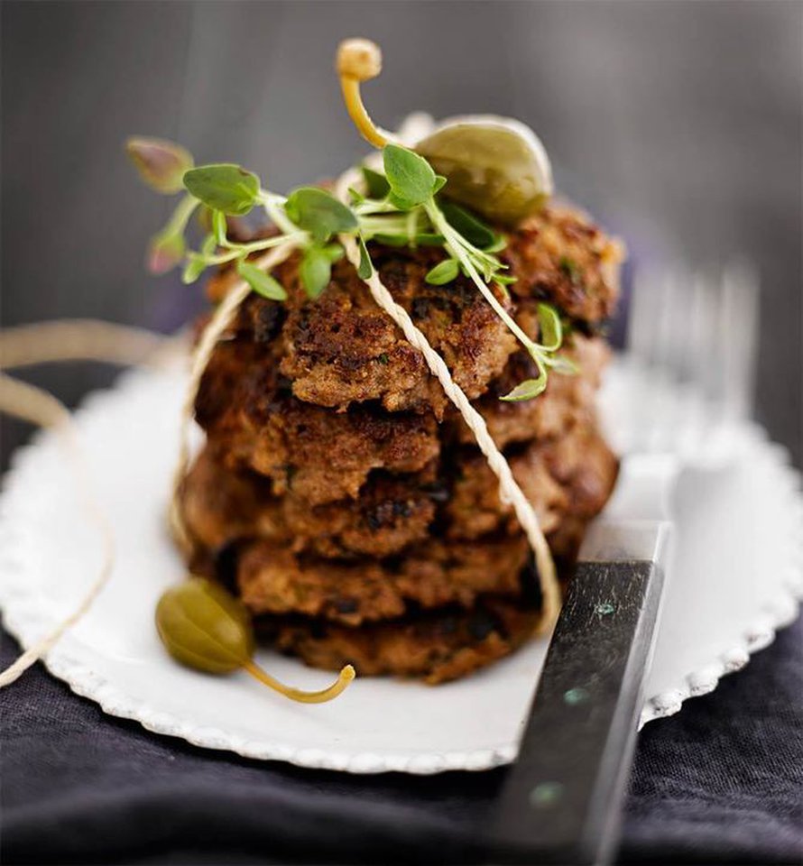 Sieniä, porkkanaraastetta, kesäkurpitsaa. Jauhelihapihveihin uppoaa monenlaista vihannesta. Kuva: <span class="photographer">Sami Repo.</span>