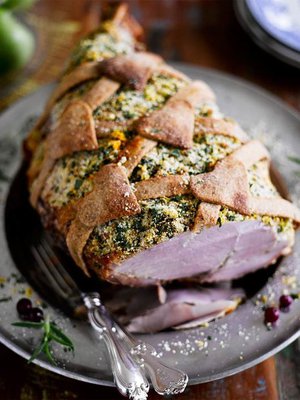 Tämä joulukinkku on kuorrutettu raikkailla sitruksilla ja koristeltu rukiisella taikinalla.  Kuva Sami Repo