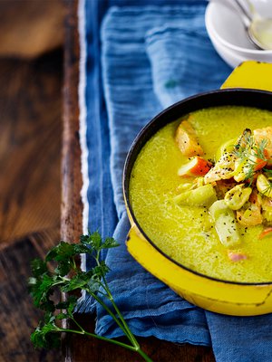 Täyteläisessä lohikeitossa on myös katkarapuja ja äyriäisiä. Kuva: <span class="photographer">Sami Repo.</span>