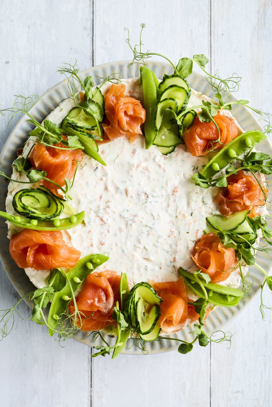 Mainettaan helpompi! Yksi leipä ja yksi täyte riittävät, kun tekaiset helpon mutta komean lohimoussekakun.