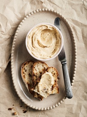 Ruskistettua voita sisältävä voivaahto maistuu esimerkiksi leivän päällä. 