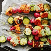 Kuka haluaisi kokata sisällä, jos ulkokokkauksen tuloksena on grillin raidoittamaa ruokaa? Kuva: <span class="photographer">Panu Pälviä.</span>