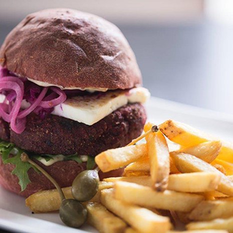 Tämä burgeri kätkee sisälleen herne-punajuuripihvin. Kuva: <span class="photographer">Ravintola Ilves</span>