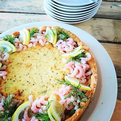 Lohi-katkarapupiirakka ei ole ainoastaan herkullinen, vaan myös kaunis katsella.