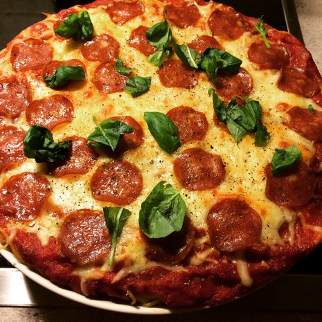 Se näyttää pannupizzalta, mutta juustoisen kuoren alla muhii mehevä pastavuoka. Kuva: Teemu Leminen.