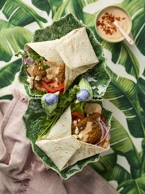 Herkulliset tortillat täytetään rapeilla vegesuikaleilla, fetalla, kasviksilla ja paprikamajoneesilla.