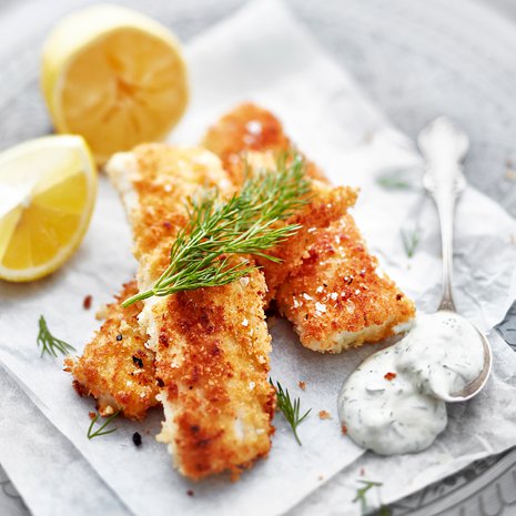 Kotitekoisten kalapuikkojen kaveriksi sopii kermaviilikastike.