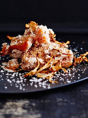 Joulupuuro nielaisee vain yhden mantelin, joten loput voi upottaa lanttuvuokaan. Kuva: <span class="photographer">Anna Huovinen.</span>