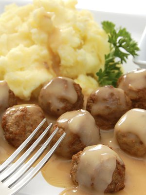 Lihapullan parhaat kaverit: muusi, soosi ja puolukka. Kuva: <span class="photographer">Istockphoto.</span>