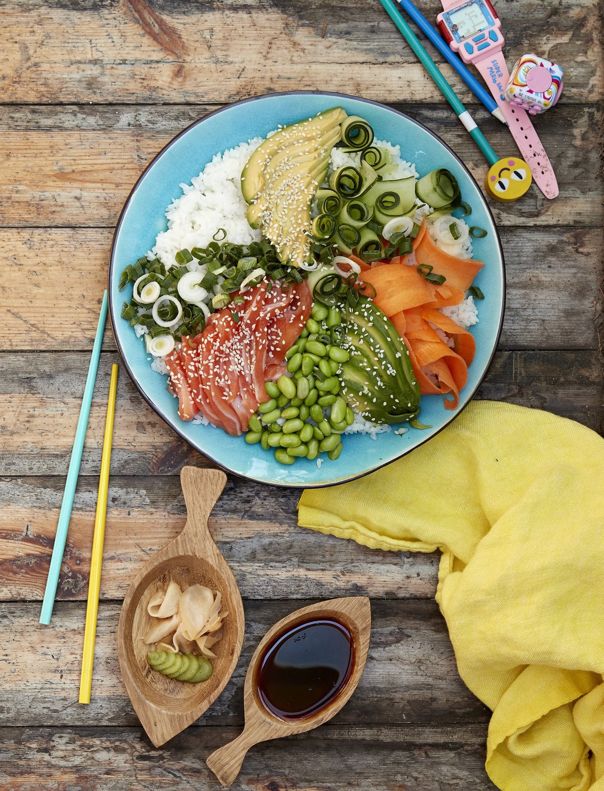 Saako syödä kaiken itse? Sushilautanen näyttää komealta ja on helppo valmistaa.