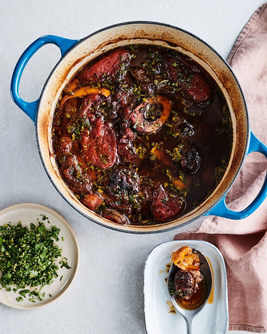 Tomaattinen, rauhassa haudutettu osso buco on hyvää pataa apulialaisen punaviinin kanssa.