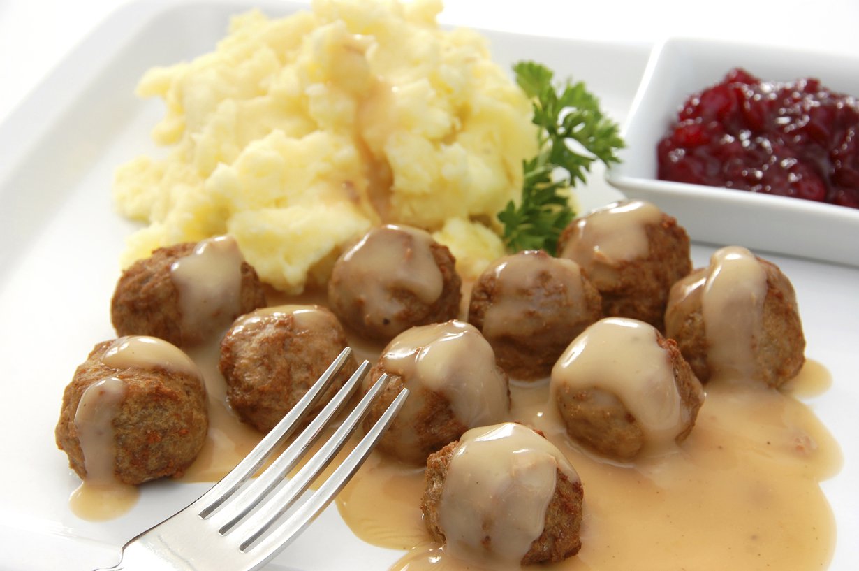 Lihapullan parhaat kaverit: muusi, soosi ja puolukka. Kuva: Istockphoto.