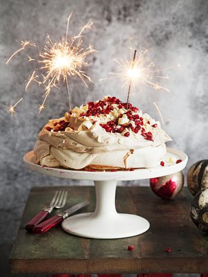 Granaattiomena-valkosuklaapavlova on joulupöydän kuningatar. Kuva: <span class="photographer">Arto Vuohelainen</span>