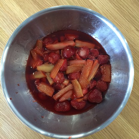 Uunissa paahdettujen mansikoiden rakenne muuttuu hillomaiseksi.