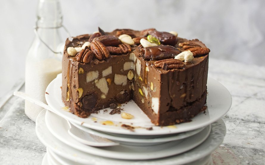 Rocky road -raakakakku ei ulkonäössä häviä tavalliselle kakulle. Kuva: <span class="photographer">Arto Vuohelainen</span>